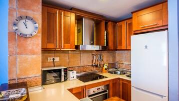 Tostadora y mesa de comedor