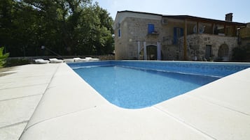 حمّام سباحة خارجي موسمي، مقاعد للتشمس