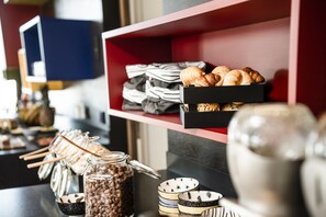 Café da manhã com buffet grátis todos os dias
