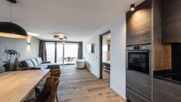Appartamento Deluxe | Area soggiorno | TV a schermo piatto, pavimenti riscaldati