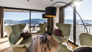 A modern interior with a view of snow-capped mountains. - Panorama Living Dolomites (Rio di Pusteria)