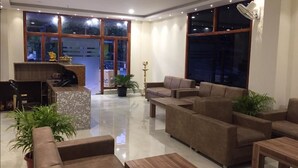 Ein modernes Wohnzimmer mit Sofas, einem Couchtisch und einem Empfangsbereich.