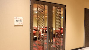 Une chambre d’hôtel dotée d’une porte coulissante donnant sur un espace repas.