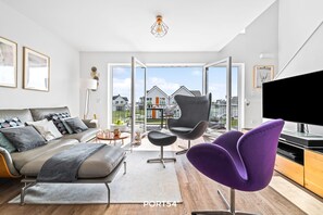 Een televisie, een open haard en een tafeltennistafel