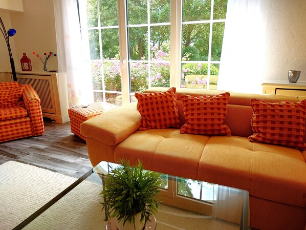 Smart-TV, Kamin, DVD-Player, Bücher