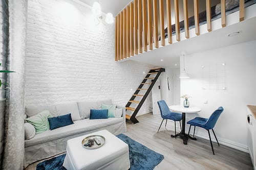 Estudio de diseñador | Área de sala de estar | Televisión de pantalla plana de 32 pulgadas con canales vía satélite
