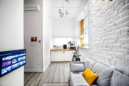 Estudio de diseñador | Cocina privada | Refrigerador, microondas, horno y parrilla de estufa