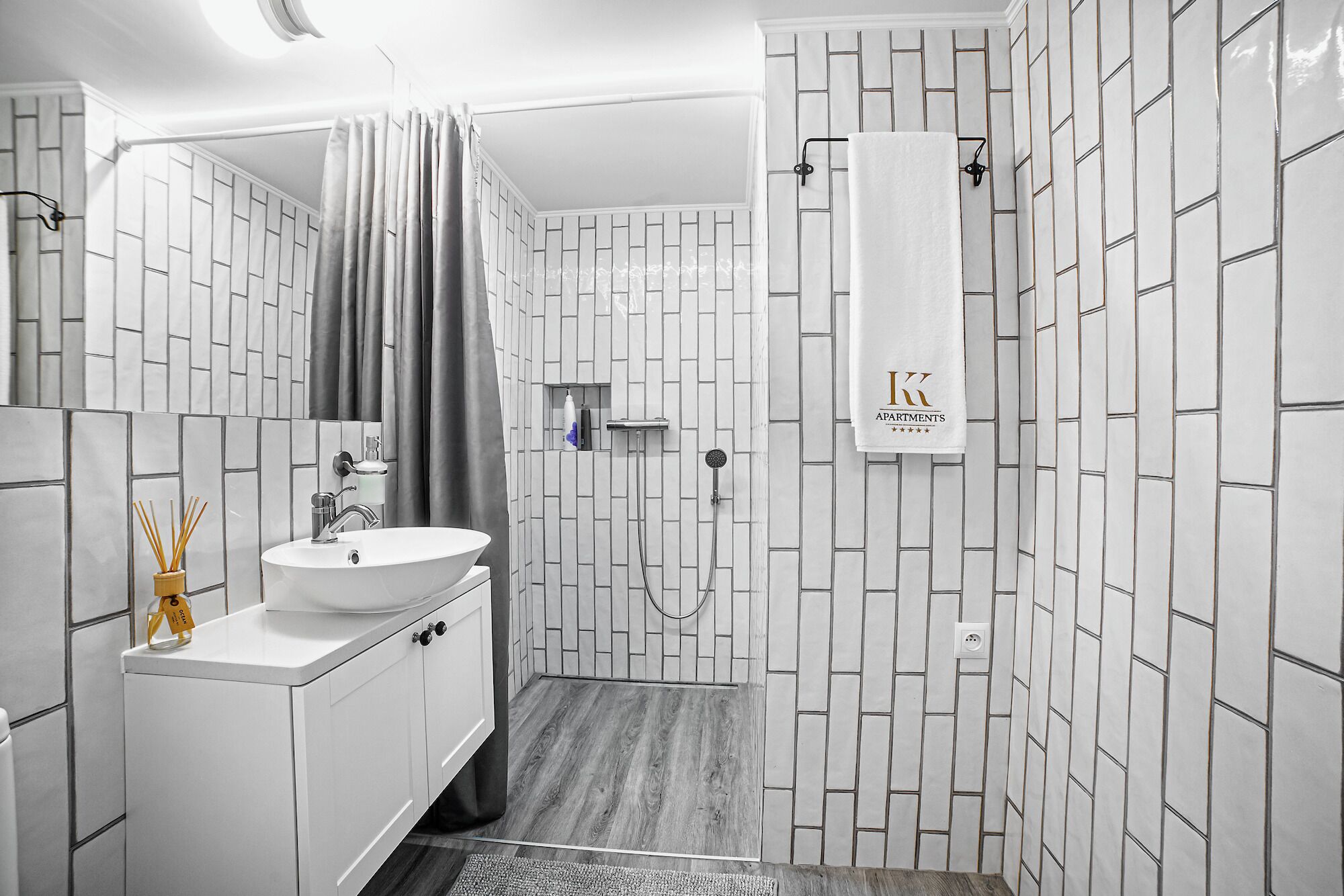 Studio – design | Bad | Dusj, toalettartikler (inkludert), hårføner og badekåper
