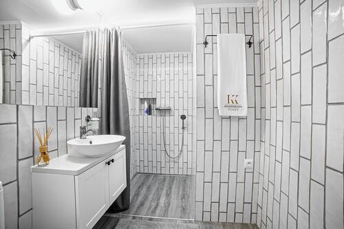 Estudio de diseñador | Baño | Regadera, amenidades de baño gratuitas, secadora de cabello, batas