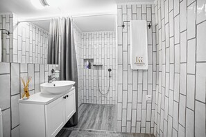 Studio – design | Bad | Dusj, toalettartikler (inkludert), hårføner og badekåper