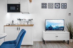Studio – design | Oppholdsområde | En 32-tommers Flatskjerm-TV med Parabol-TV samt LED-TV