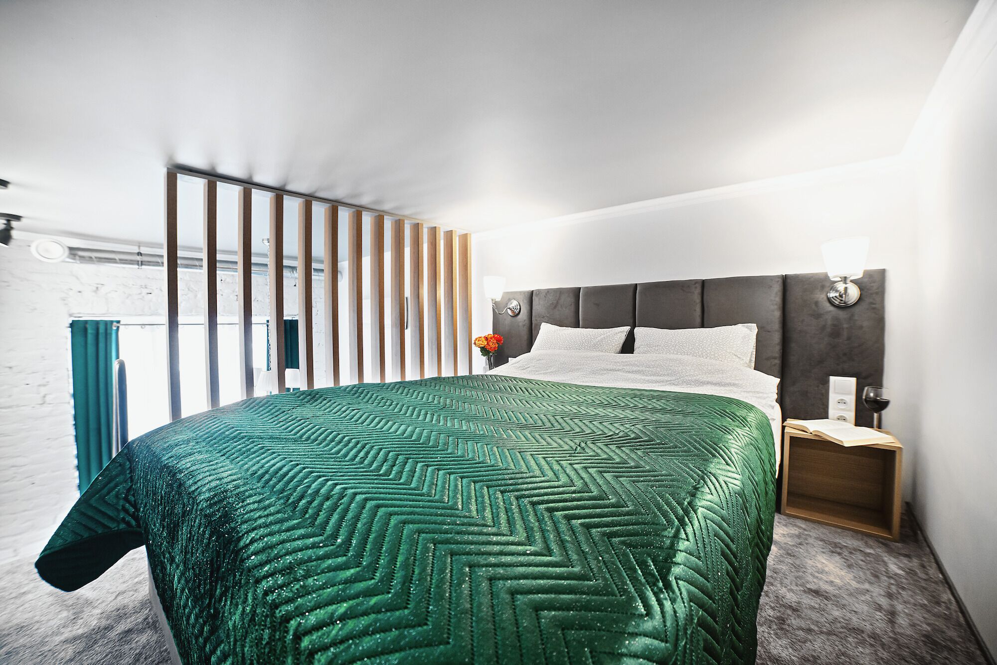 Studio – design | Blendingsgardiner, lydisolert, strykejern/-brett og barnesenger