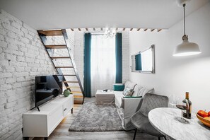 Studio – design | Oppholdsområde | En 32-tommers Flatskjerm-TV med Parabol-TV samt LED-TV