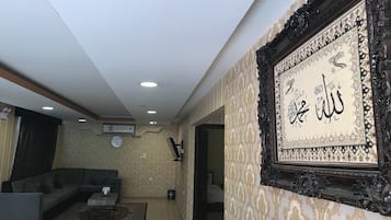 家庭木屋 (Two-Bedroom) | 起居区 | 50-英寸纯平电视 (配备卫星频道)、加热地板