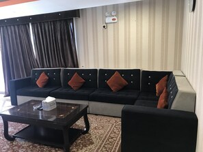 50-inch flat-screen TV with satellite channels, heated floors -  شركه قريه الدولفين الترفيهيه  (Dammam)
