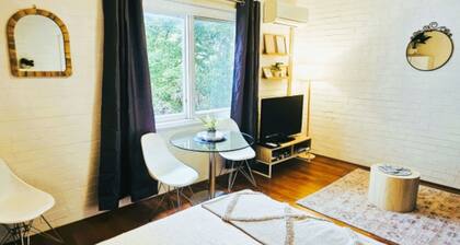 M106 Studio in der Stadt in der Nähe von Kings Park kostenlose Buszone