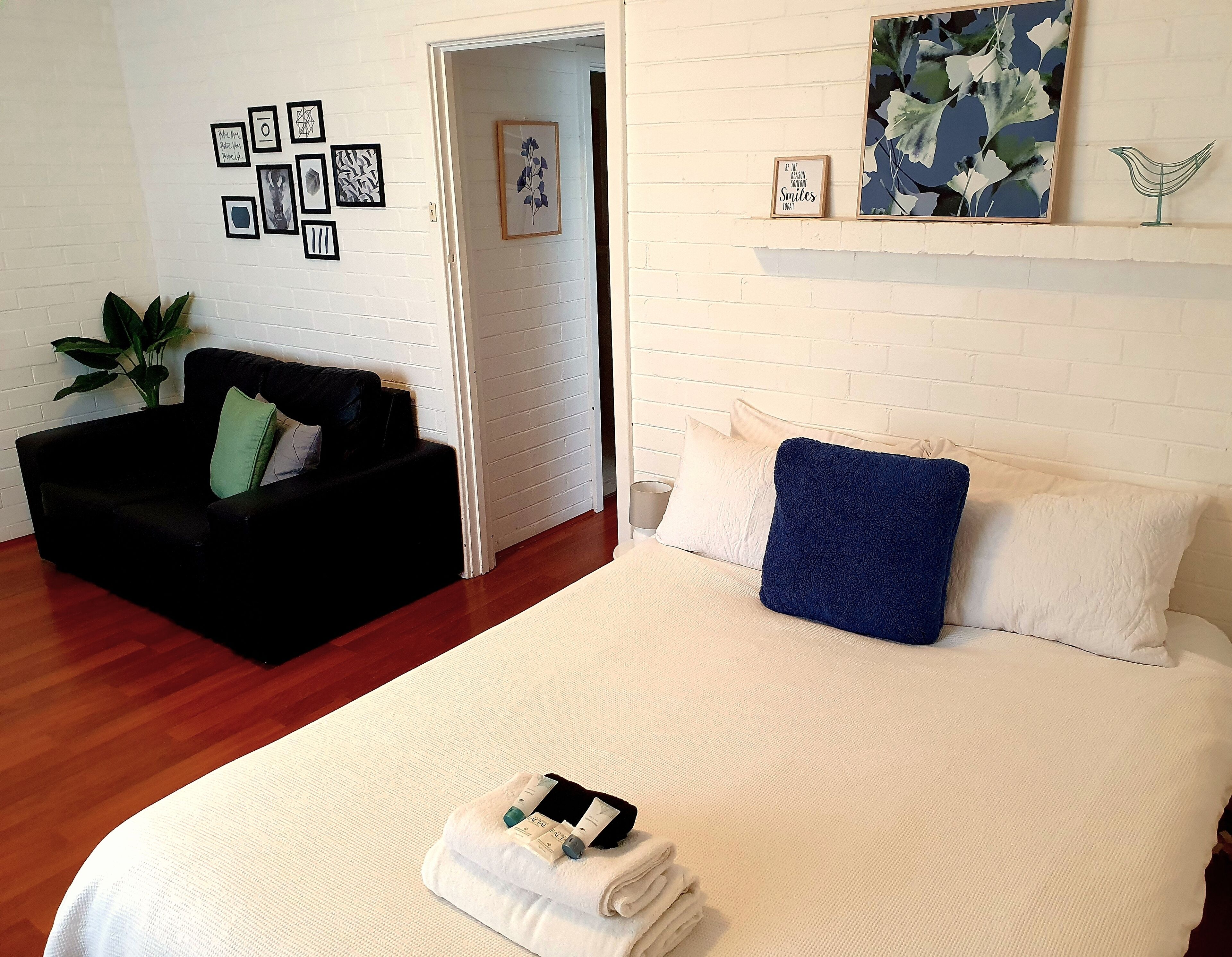 Cozy Corner M106 Studio Apartment near Kings Park — image 13