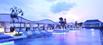 Spacious Modern Suite with Free Minibar Items (T Sand Suite27)