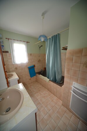 Combined shower/bathtub, rainfall showerhead, hair dryer, slippers