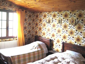 4 chambres, bureau, fer et planche à repasser, lit parapluie