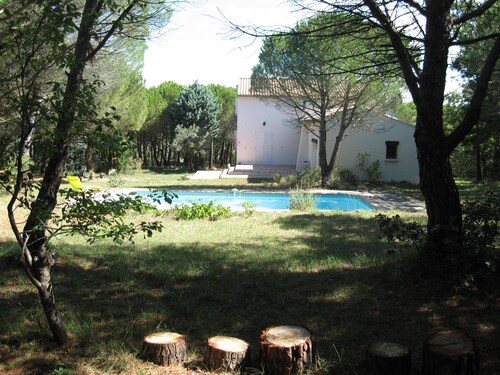 Maison et piscine privées , sur les hauteurs d'un village provençal