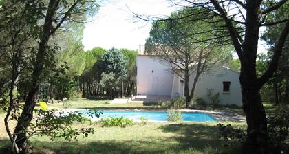 Maison et piscine privées , sur les hauteurs d'un village provençal