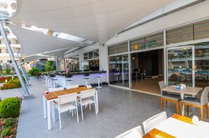 تناول الطعام بالخارج