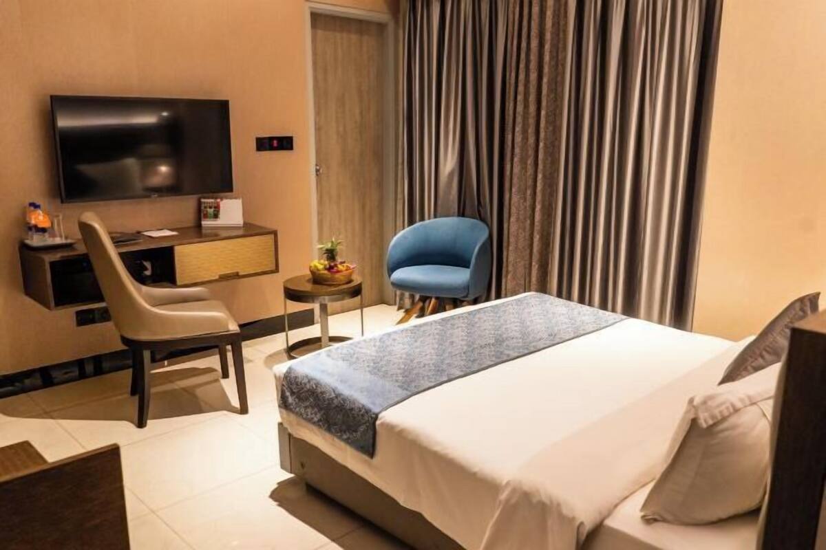 1 bedroom, hypo-allergenic bedding, down comforters, minibar