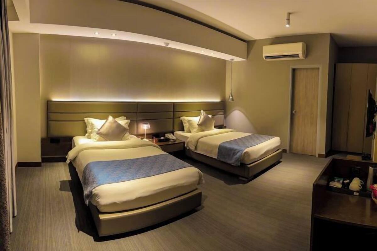 1 bedroom, hypo-allergenic bedding, down comforters, minibar