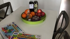 Ein Tisch mit Obstschale, Flaschen und Kinderbüchern.