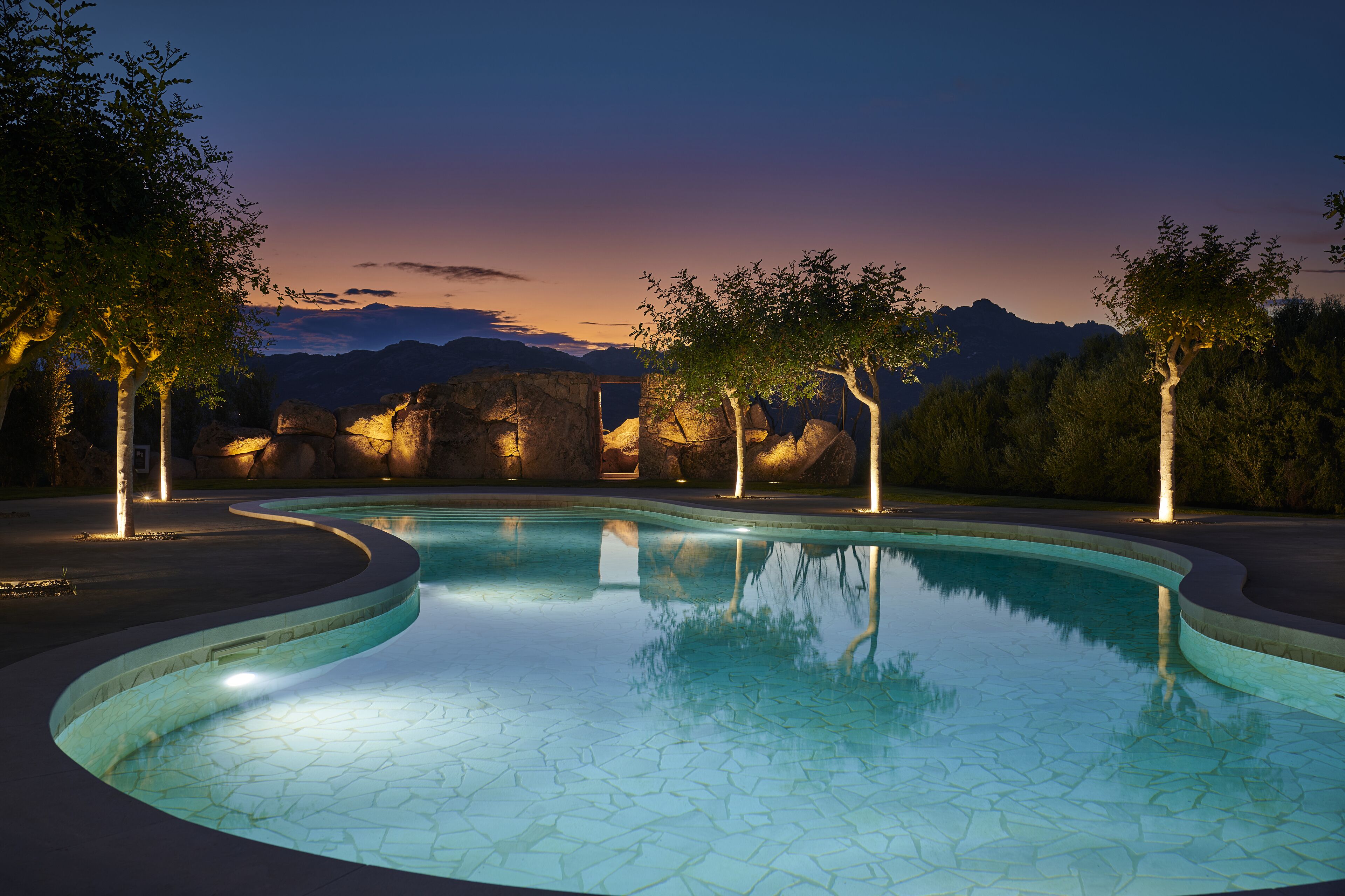 حمّام سباحة خارجي موسمي، مقاعد للتشمس