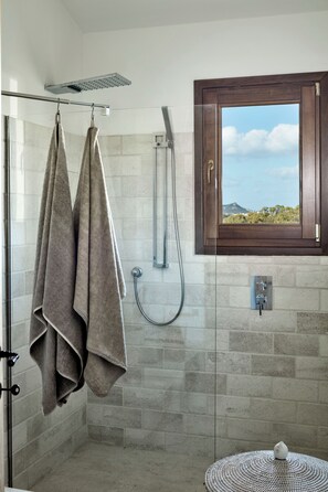 Douche, articles de toilette écologiques, sèche-cheveux, peignoirs
