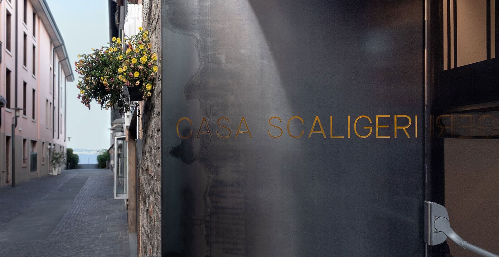 Fachada de edificio con el nombre "CASA SCALICERI" en letras doradas.
