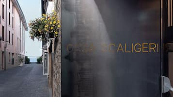 Fachada de edificio con el nombre "CASA SCALICERI" en letras doradas.