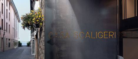 Fachada de edificio con el nombre "CASA SCALICERI" en letras doradas.