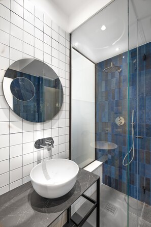 Habitación Confort | Baño | Regadera, amenidades de baño gratuitas, secadora de cabello, pantuflas 