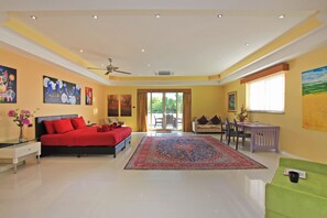 TV, table tennis - 5 Bedroom Sharrow Bay Luxury Villa (Muang Pattaya)