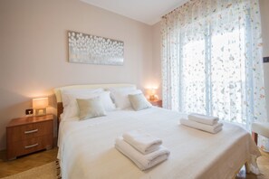 3 habitaciones, tabla de planchar con plancha y cuna de viaje 