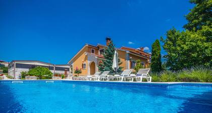 Wonderful new villa, lush fenced garden, private pool