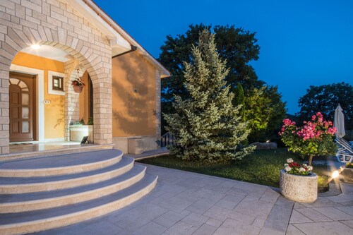 Wunderbare neue Villa, üppiger eingezäunter Garten, privater Pool