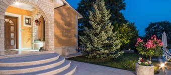 Wonderful new villa, lush fenced garden, private pool