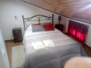5 bedrooms, iron/ironing board, free WiFi, bed sheets