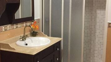 Baignoire, sèche-cheveux, serviettes fournies, papier toilette