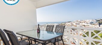 Apartment with the city at your feet and the sea on the horizon by Alidays