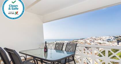 Apartment with the city at your feet and the sea on the horizon by Alidays