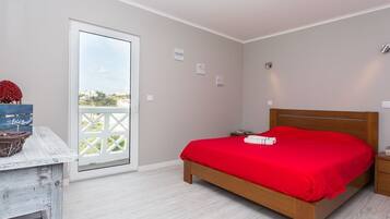 2 bedrooms, in-room safe, iron/ironing board, free WiFi