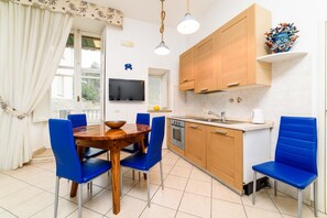 冷蔵庫、オーブン、コンロ、コーヒー / ティーメーカー