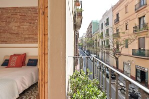 2 bedrooms, iron/ironing board, free WiFi, bed sheets - Elegant Apartment in Poble Sec (Barcelona)