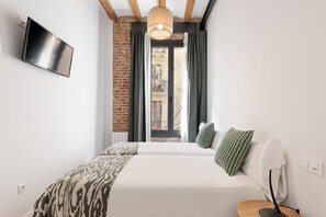 2 bedrooms, iron/ironing board, free WiFi, bed sheets - Elegant Apartment in Poble Sec (Barcelona)