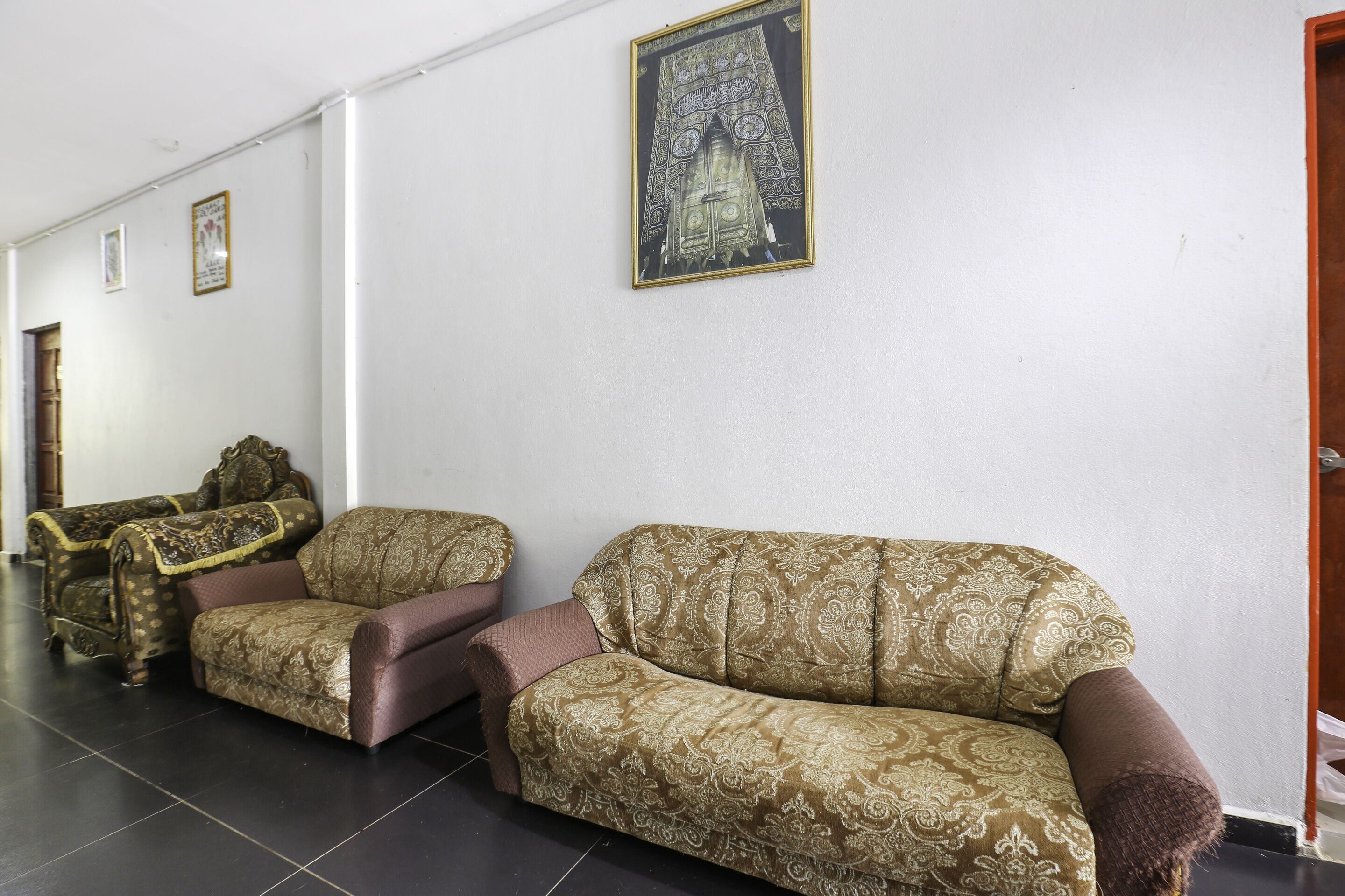 Quarto com dois sofás e um armário de madeira.
